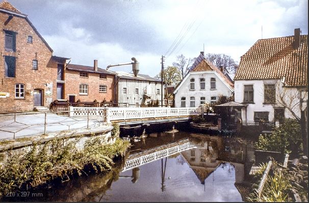 Bild der ehemaligen Mühle und des Sägewerkes am Mühlenkolk. Heute Gastronomiebetrieb und Sparkasse am Mühlenkolk