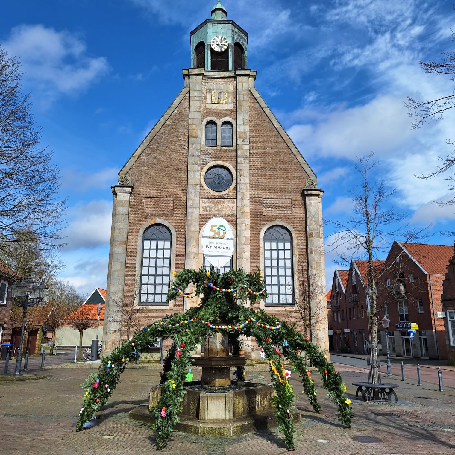 Der Osterbrunnen vor der ev.-ref. Kirche in Neuenhaus