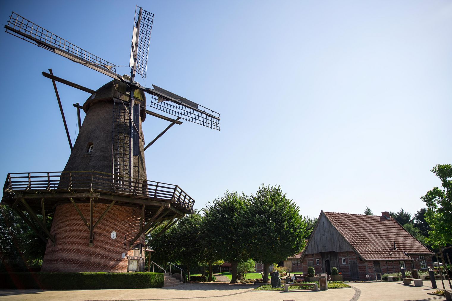 Die Windmühle in Georgsdorf mit dem Mühlenhaus