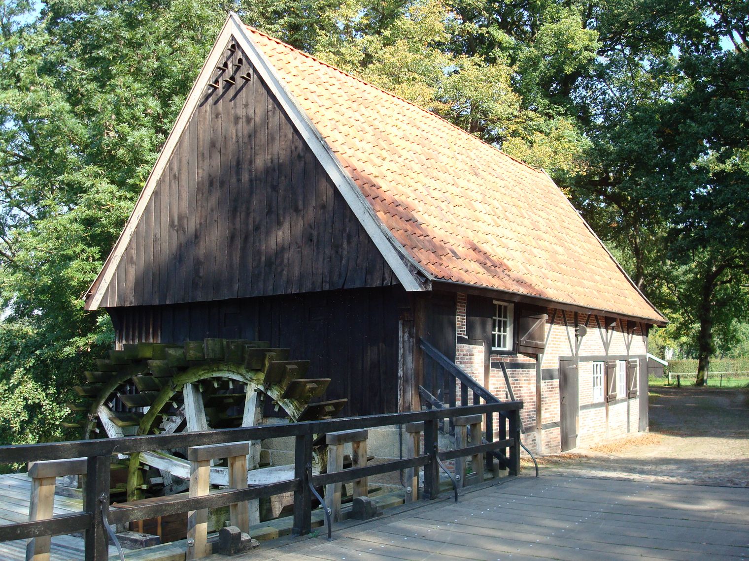 Wassermühle mit dem Wasserrad in Lage
